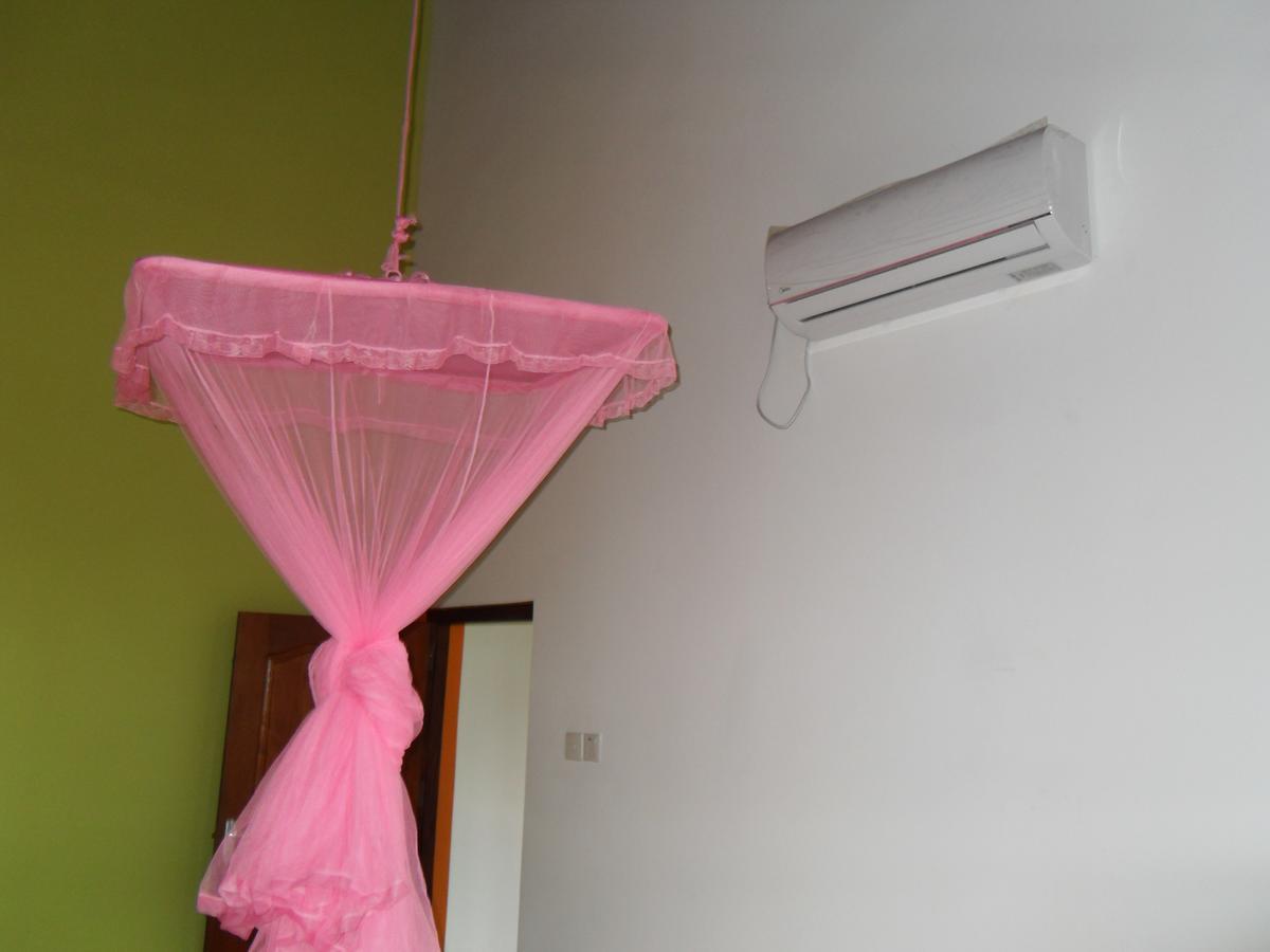 Bed & Breakfast Bee Nest